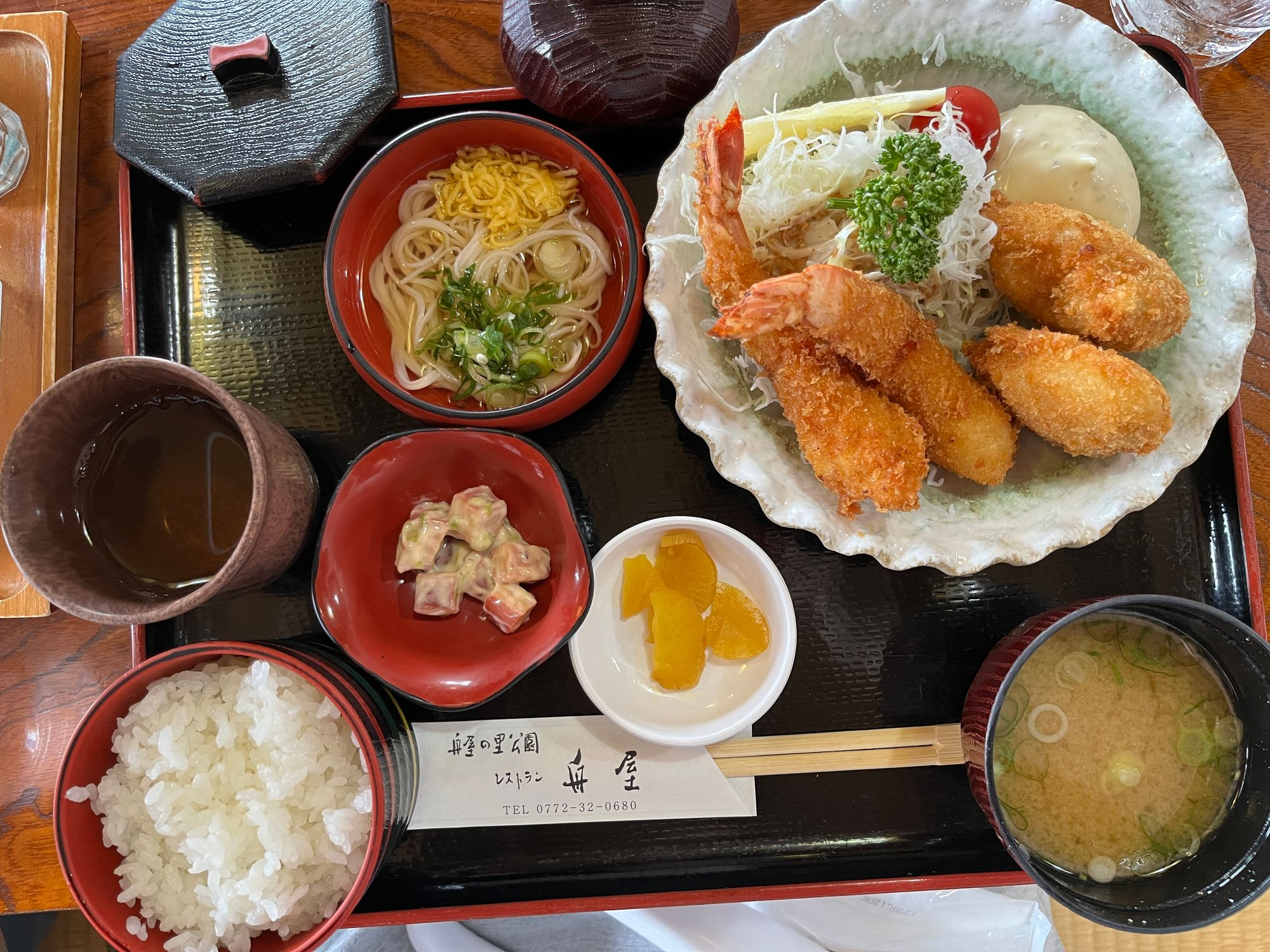 Một phần teishoku (定食) ở nhà hàng xịn xịn trong khu du lịch có giá khoảng 1000 yên (khoảng 180 ngàn đồng), phần này mình không nhớ chính xác nhưng chắc nó thuộc loại Tempura Teishoku