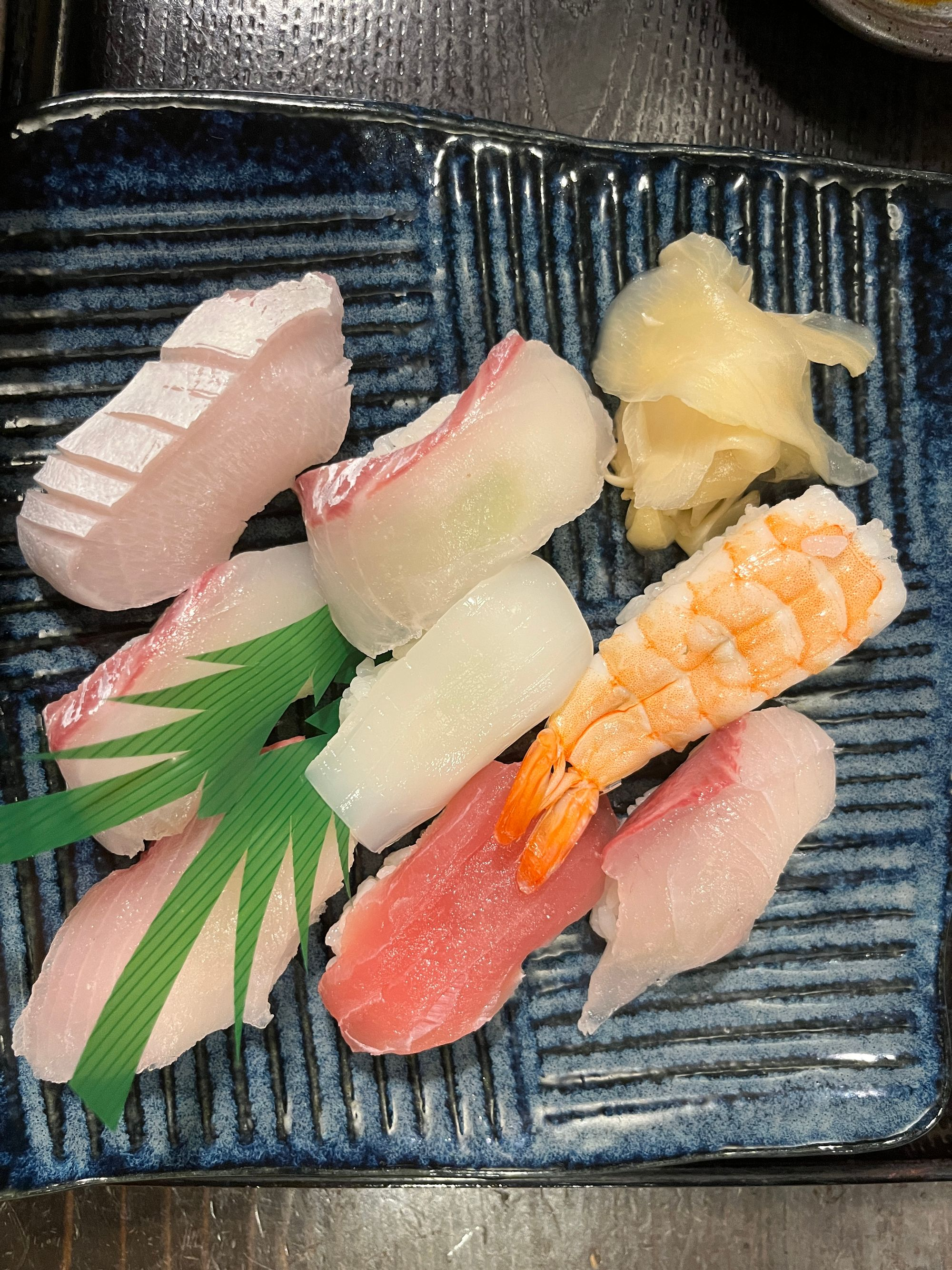 Nhìn tận mắt sushi tại một quán ở khu Amanohashidate xem có khác biệt với sushi ở nhà hàng tại Việt Nam không nè