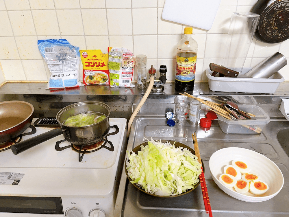 Cái bếp nhỏ xíu và những món đơn giản mà cô gái nấu cho chồng những ngày đầu ở Osaka